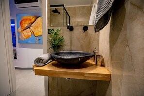 Hiustenkuivaaja, pyyhkeet, saippua, sampoo