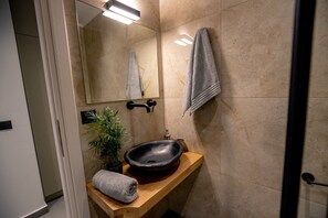 Hiustenkuivaaja, pyyhkeet, saippua, sampoo