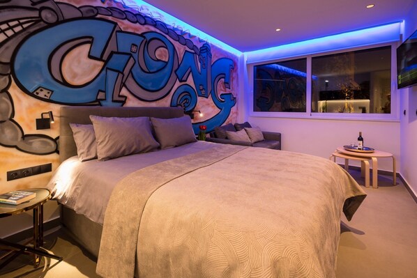 In-room safe, iron/ironing board, WiFi, bed sheets