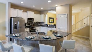 ハウス (Solterra Resort, spacious house with ) | 専用キッチン | コーヒー / ティーメーカー、冷蔵庫、電子レンジ、オーブン