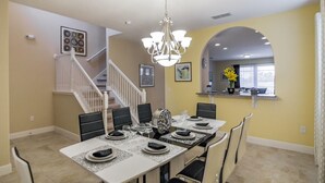 ハウス (Solterra Resort, spacious house with ) | 専用キッチン | コーヒー / ティーメーカー、冷蔵庫、電子レンジ、オーブン