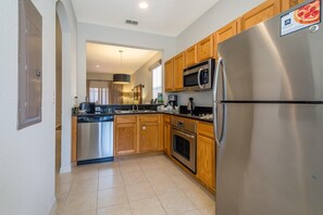 ハウス | 専用キッチン | 冷蔵庫、電子レンジ、オーブン、コンロ