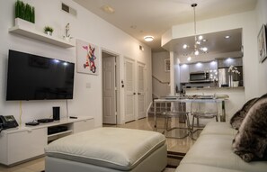 House (Venetian Bay Community, pools, spa, b) | Living room