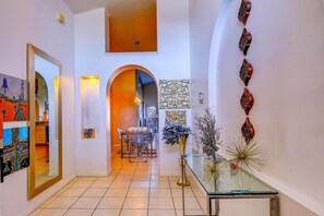 Ferienhaus (Private Pool house with game room, ne) | Wohnzimmer | 1-Zoll-Fernseher mit Kabelempfang