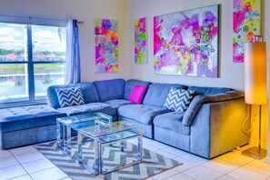 ハウス (Private Pool house with game room, ne) | リビングル  ーム | 1 インチのテレビ (ケーブル放送視聴可)