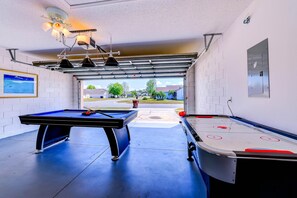 House (Private Pool house with game room, ne) | Games room