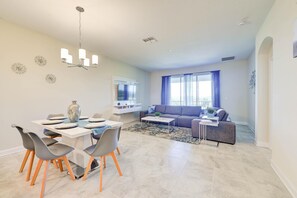 獨棟房屋 (Brand New Condo at Champion Gate with) | 客廳 | 1-吋電視，提供有線頻道