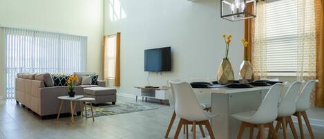 Maison (Champion Gate Resort.. Game room, pri) | Salle de séjour | Télévision de 1 pouces avec chaînes par câble, baby-foot