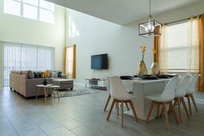 獨棟房屋 (Champion Gate Resort.. Game room, pri) | 客廳 | 1-吋電視、有線頻道、足球台