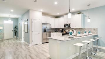 Hus (Champions Gate Resort, game room, the) | Eget kjøkken | Ovn, kaffetrakter/tekoker, brødrister og hurtigmikser