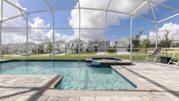 Casa (Champions Gate Resort, game room, the) | Alberca | Alberca al aire libre y camastros