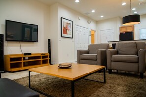 Talo (3044 White Orchid Road, Kissimmee, FL) | Olohuone | Televisio