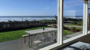 Outdoor dining - Pacific Pearl at Heceta Beach  - dog friendly (Florence)
