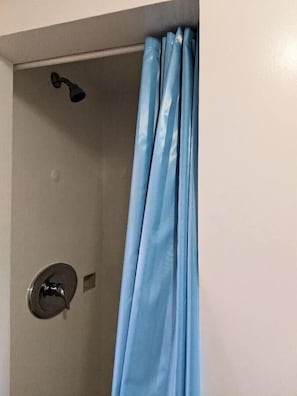 Douche, sĂšche-cheveux, serviettes fournies
