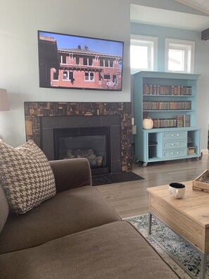 Älytelevisio, takka, videopelejä, DVD-soitin