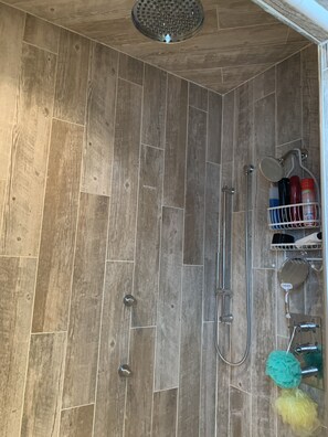 Combined shower/tub, hair dryer, towels, soap