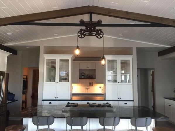 Jääkaappi, mikroaaltouuni, uuni, liesi