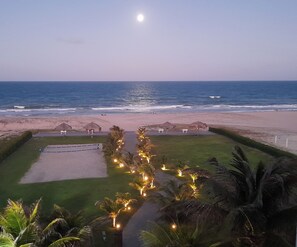 Na praia, espreguiçadeiras, toalhas de praia 