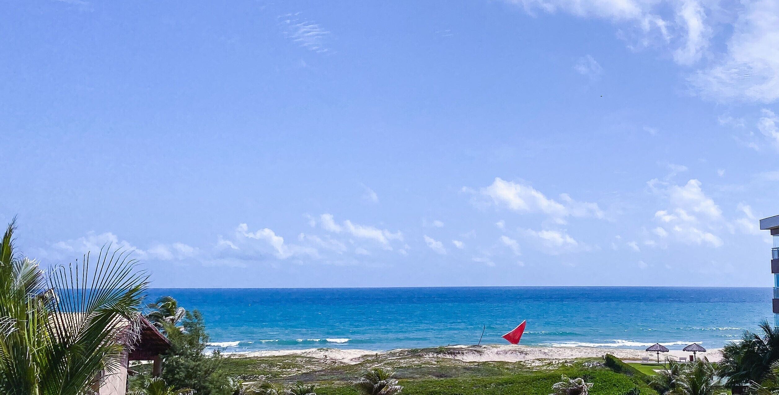 På stranden, liggestole, badehåndklæder