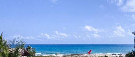 På stranden, liggestole, badehåndklæder