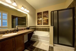 Rumah (Gated Community! Sparkling private po) | Kamar mandi | Perlengkapan mandi gratis dan handuk
