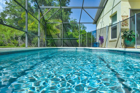 Ferienhaus (Gated community, private pool, spaci) | Pool | Außenpool, Liegestühle