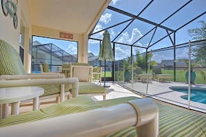 Hus (Gated community, private pool,  spaci) | Pool | Utomhuspool och solstolar