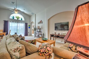 Ferienhaus (Gated community, private pool, spaci) | Wohnzimmer | Fernseher