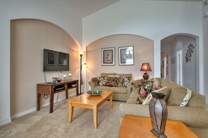 Ferienhaus (Gated community, private pool, spaci) | Wohnzimmer | Fernseher