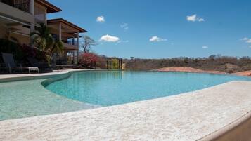 Hồ bơi ngoài trời