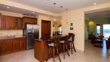 Biệt thự Cao cấp, 3 phòng ngủ, hồ bơi riêng, quang cảnh biển | Bếp riêng | Tủ lạnh, lò vi sóng, lò nướng, bếp nấu