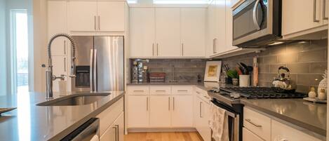 冰箱、微波炉、烤箱、炉灶