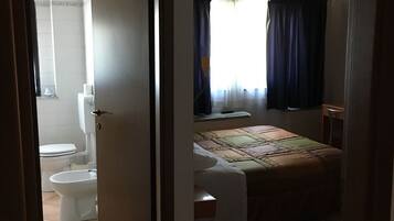 Familien-Doppel- oder -Zweibettzimmer, 1 Schlafzimmer | Schreibtisch, laptopgeeigneter Arbeitsplatz, kostenloses WLAN