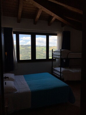 Bureau, espace de travail pour ordinateur portable, Wi-Fi gratuit