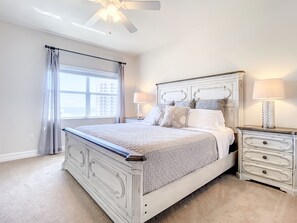 3 makuuhuonetta, työpöytä, silitysrauta/-lauta, vauvan matkasänky