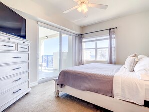 3 habitaciones, escritorio y tabla de planchar con plancha 