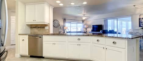 冷蔵庫、電子レンジ、オーブン、コンロ