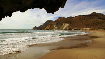 Di pantai, pasir putih, bar pantai