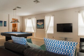 Biệt thự (Bellavida Resort, private pool, 2 gam) | Phòng khách | TV 