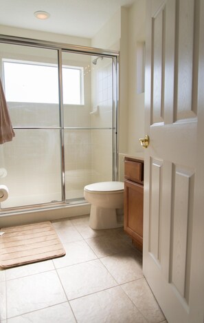 Villa (Bellavida Resort, private pool, 2 gam) | Bathroom