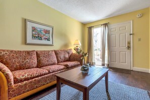 Studio (Studio with double bed and community ) | Oppholdsrom | TV