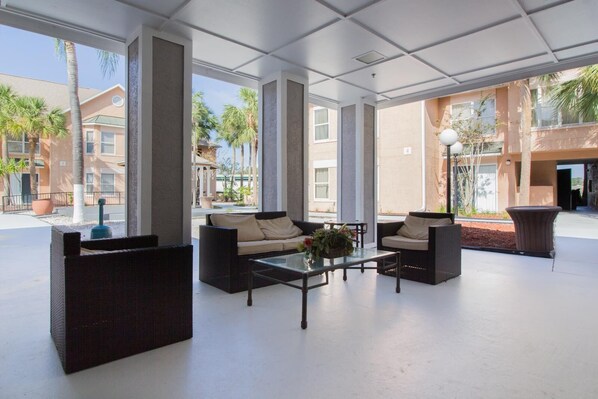 Studio (Studio with double bed and community ) | Wohnzimmer | Fernseher