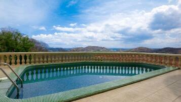 Hồ bơi ngoài trời