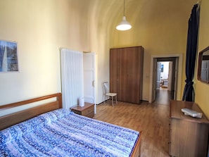 2 bedrooms, travel crib, bed sheets