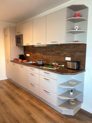 Apartamento | Cocina privada | Frigorífico, microondas, placa de cocina y lavavajillas