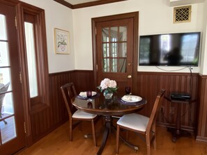 Dining - Mountain View Retreat (Fairfax)