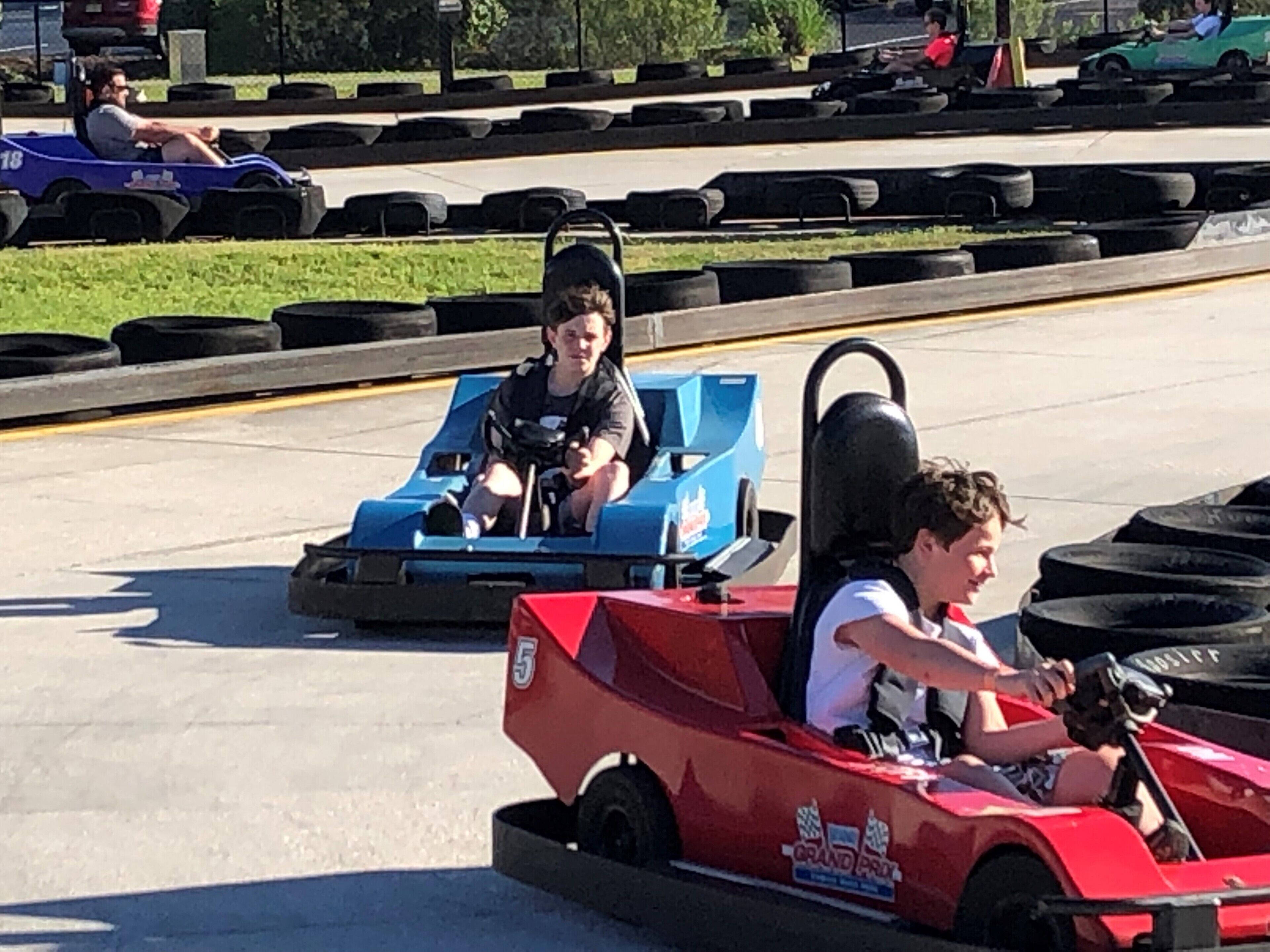 Eine Go-Kart-Bahn mit mehreren in Bewegung befindlichen Go-Karts.