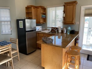 ثلاجة، ميكروويف، ماكينة لصنع القهوة/الشاي، غلّاية كهربائية