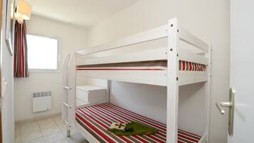 2 bedrooms, travel crib, wheelchair access