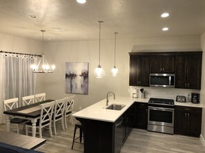 Geladeira, micro-ondas, fogão, cooktop